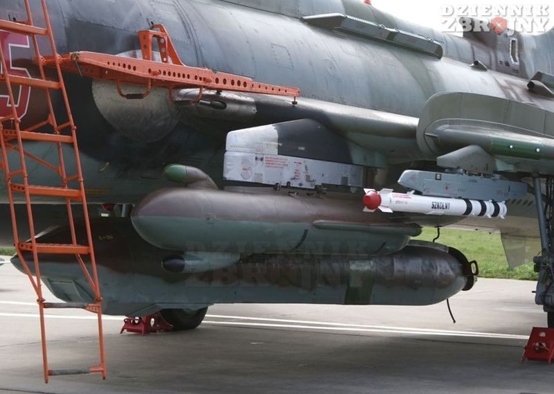 Podskrzydłowy zasobnik zakłócający SPS 141 na Su-22.