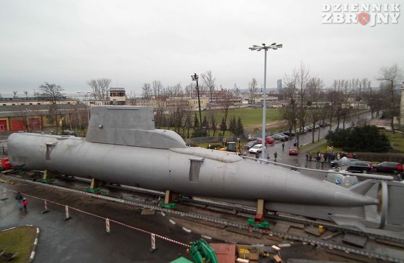 Transport Kobbena na dziedziniec AMW.