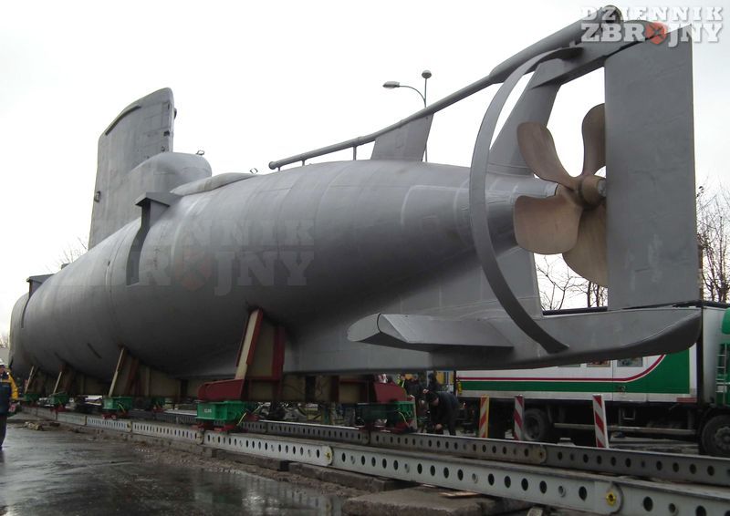 Transport Kobbena na dziedziniec AMW.  