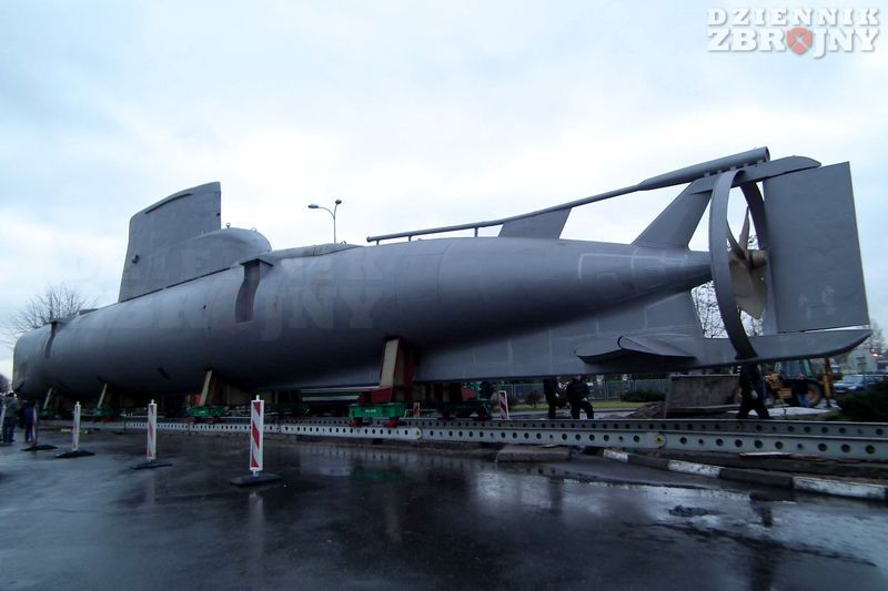 Transport Kobbena na dziedziniec AMW.