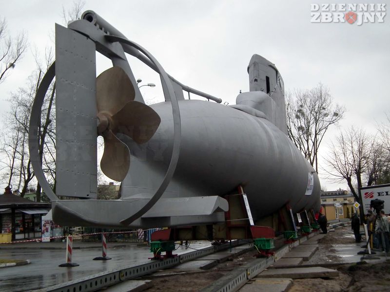 Transport Kobbena na dziedziniec AMW.