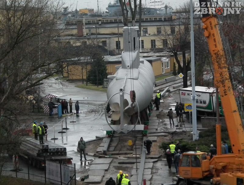 Transport Kobbena na dziedziniec AMW.