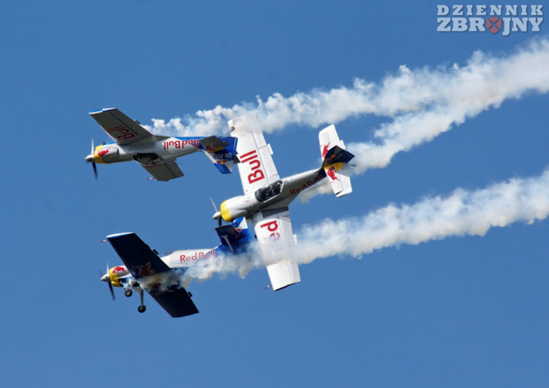 Akrobacje grupy lotniczej Red Bull.