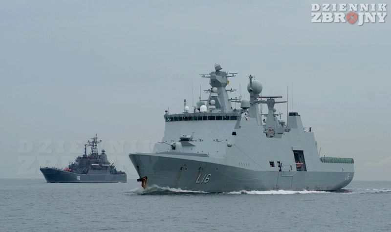 Duński HDMS Absalon, a w tle Kaliningrad.