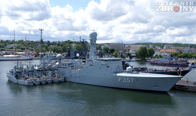 HDMS Thetis z lekkimi jednostkami.