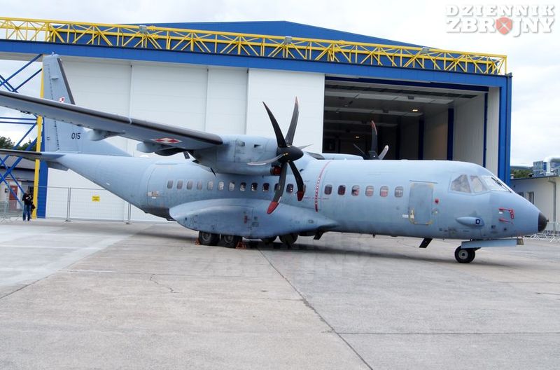 Transportowa Casa C-295M, już opatrzona i nie oblegana. 
