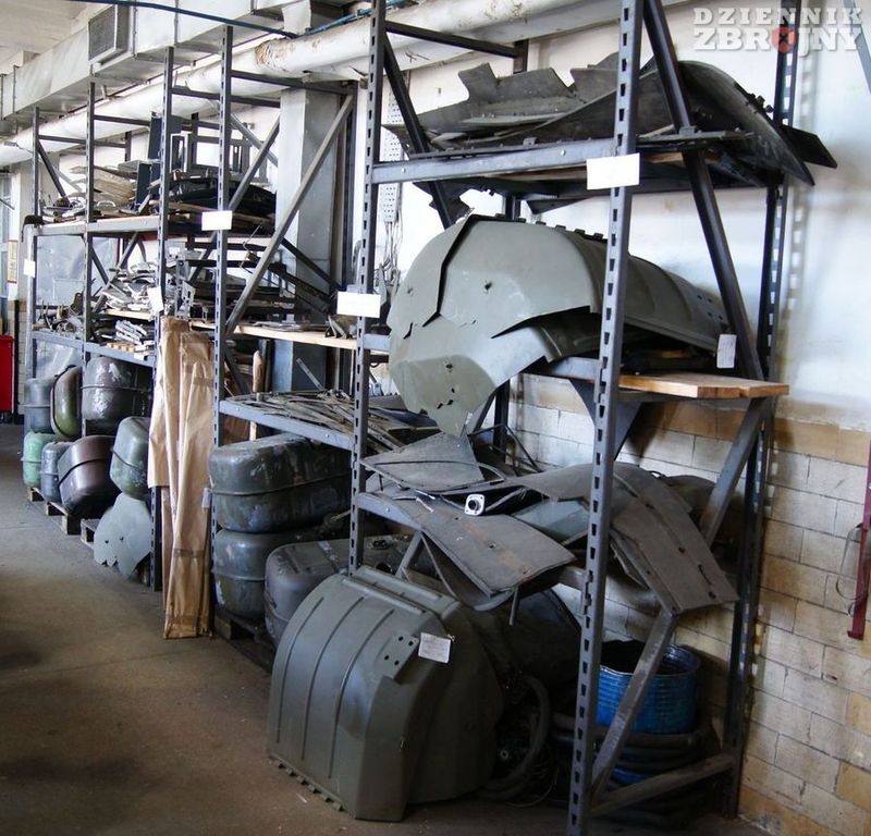 Czołg na półkach, kto wie, kilka takich regałów i może z jedną sztukę złożymy.