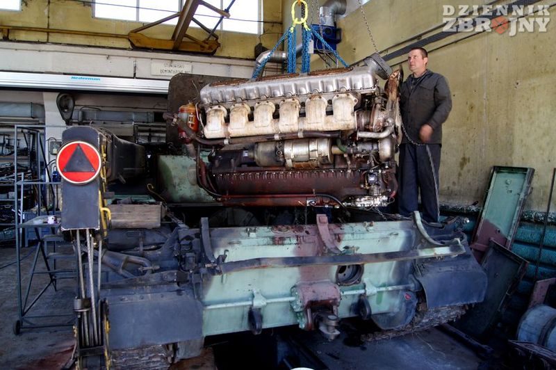 Silnik W-55W podnoszony z komory napędowej WZT-2.