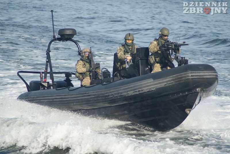 Operatorzy JW Formoza na RIB-ie.