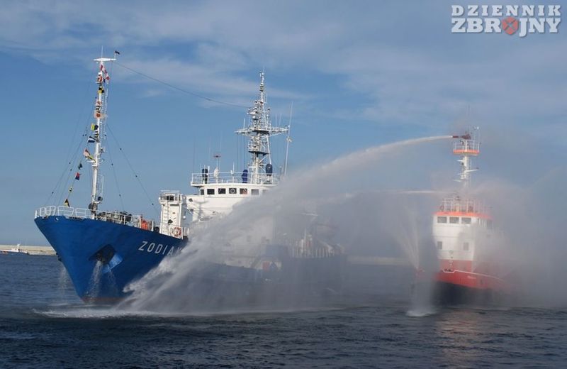 Pokaz morskiej akcji gaśniczej.