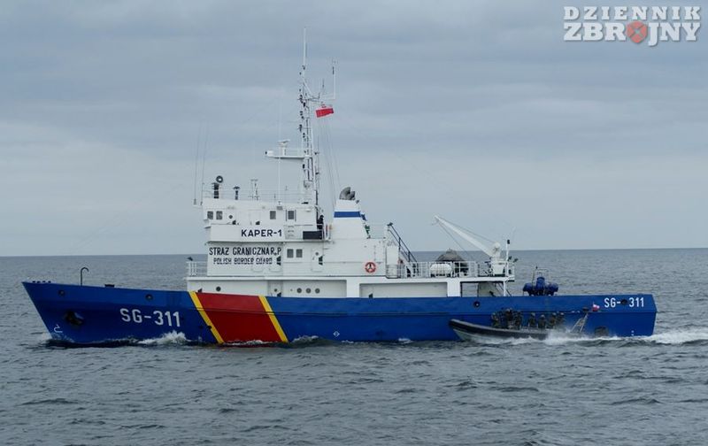 RIB z operatorami GROM przy burcie szturmowanej jednostki.