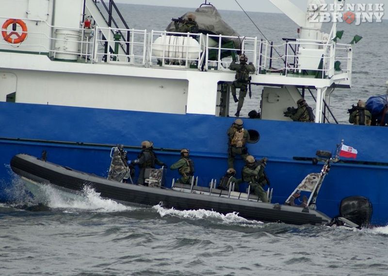 Operatorzy GROM wchodzą na pokład.