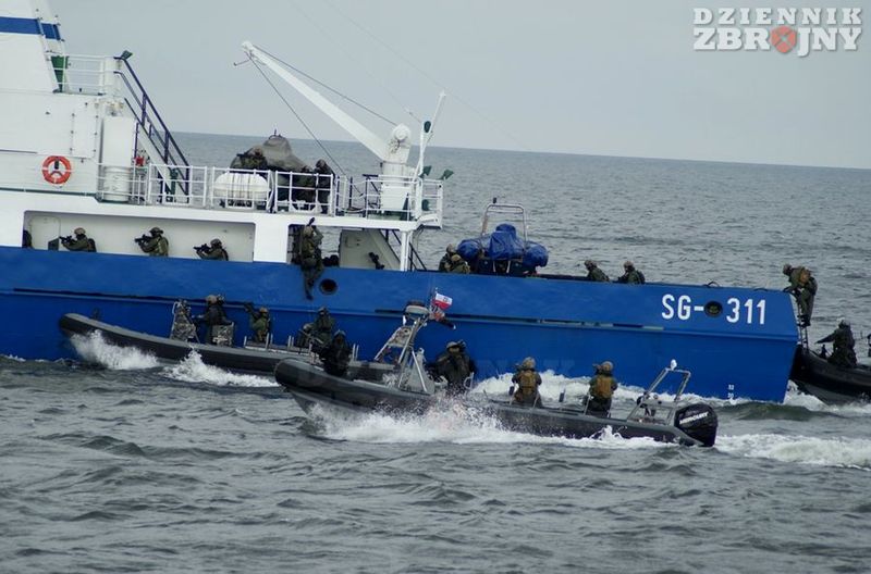 RIBy jednostki GROM przy burcie.