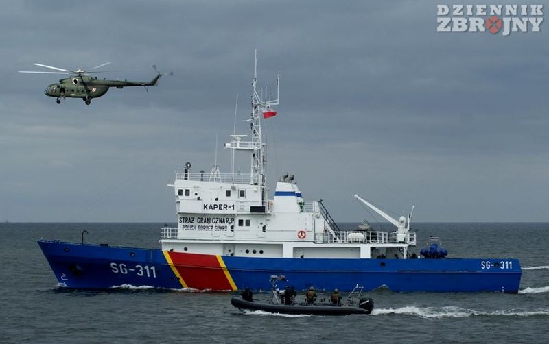 Widok na całość, RIBy, śmigłowiec i komandosi.