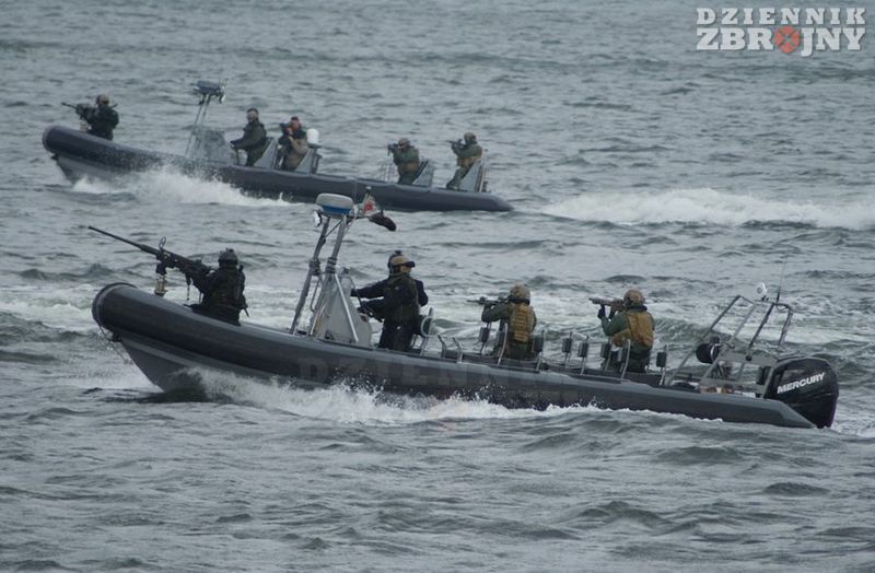 Wsparcie dla abordażu zapewniały RIBy z wkm 12,7 mm.