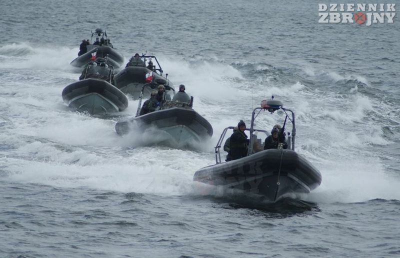 Zespół RIB wraca do portu.