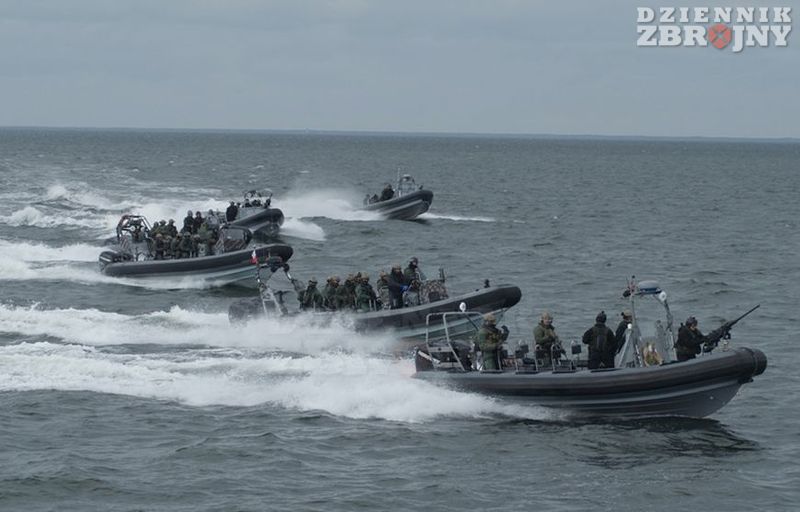 Zespół RIB wraca do portu.