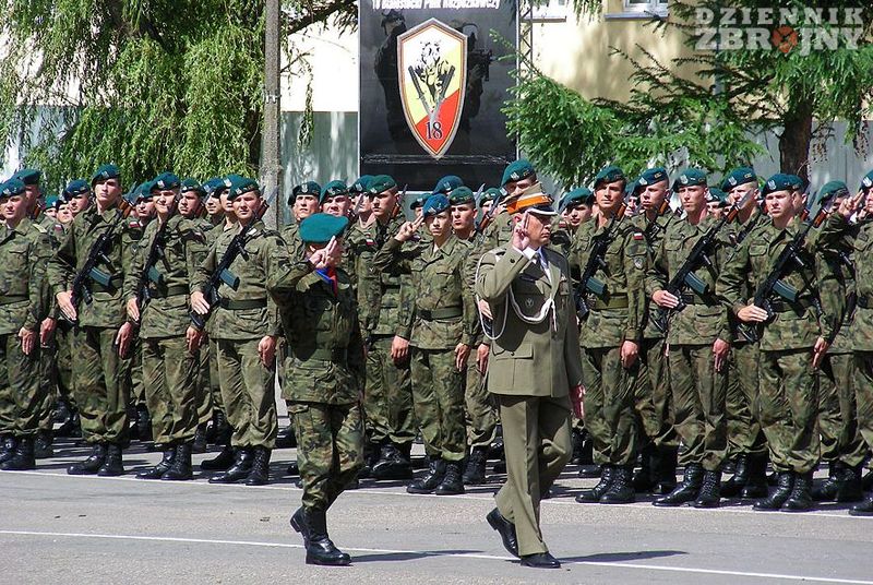 Uroczysta zbiórka 18. Pułku.