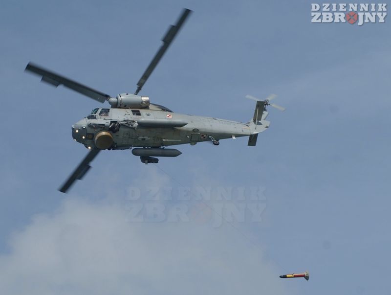 Kaman z opuszczonym detektorem anomalii magnetycznych