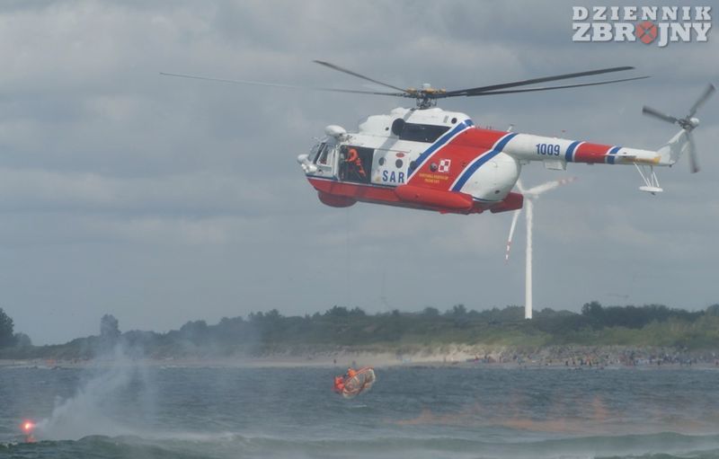 Podjęcie rozbitka z wody.