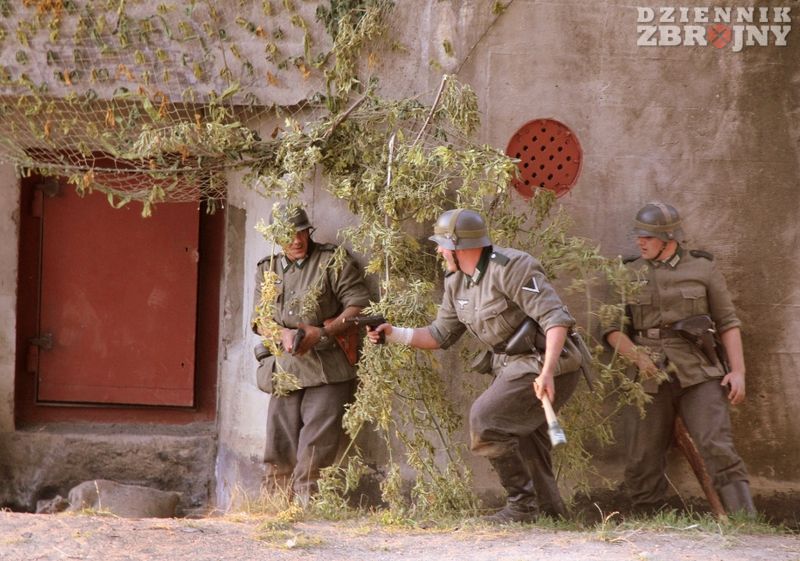 Linia Nowogród-Szablak posiada kilka schronów bojowych.