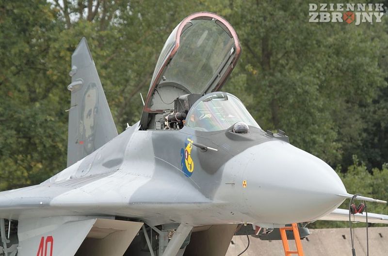 MiG-29 n/b 40 z sylwetką Witolda Urbanowicza.