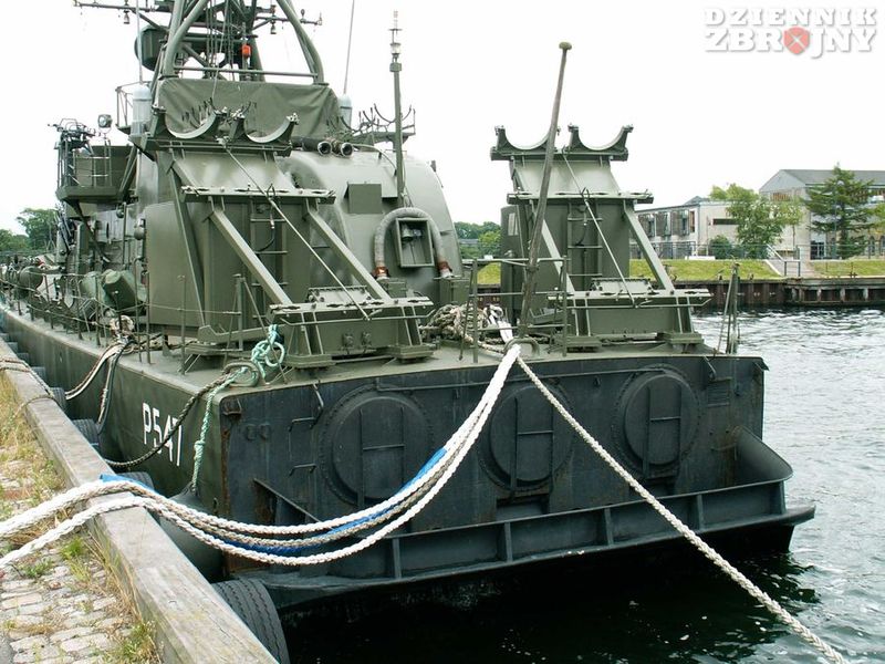 Stelaże pod kontenery pocisków Harpoon.
