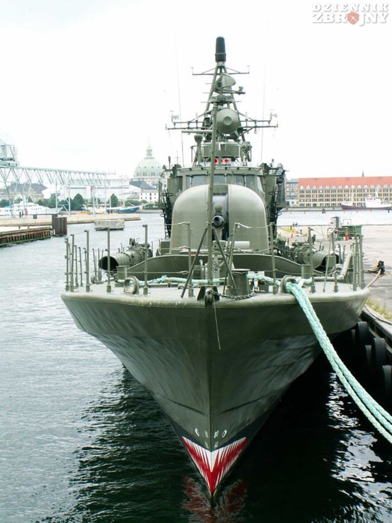 Ścigacz P547 od dziobu.