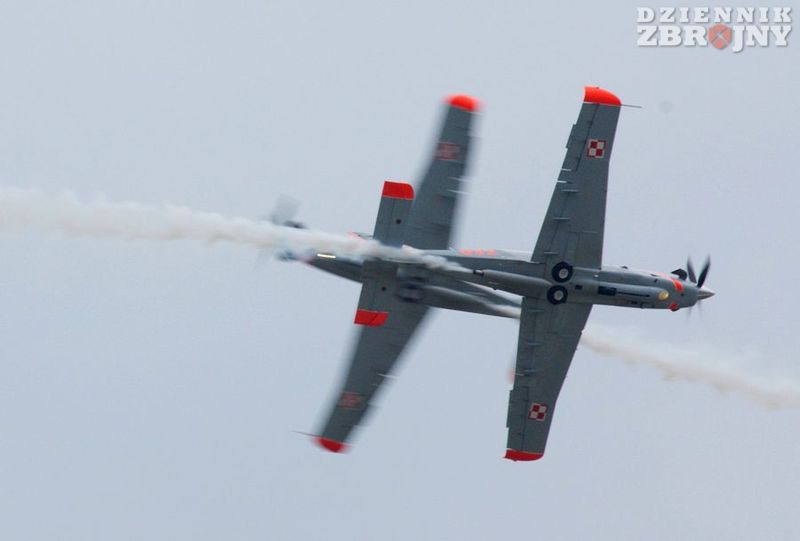 Mijanka w wykonaniu pary PZL-130 Orlik. 