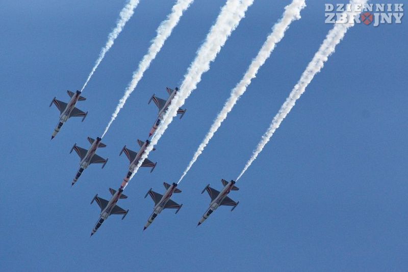 Turecki zespół akrobacyjny latający na NF-5A i B Freedom Fighter.