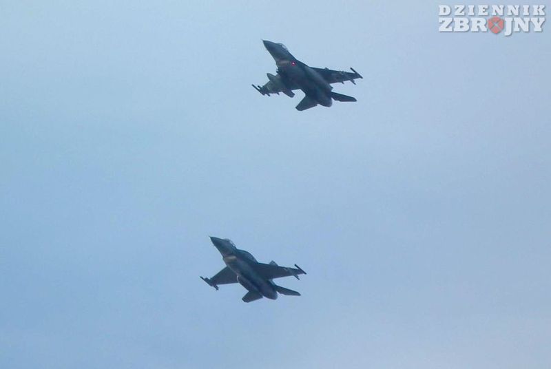 Strefę pola walki z powietrza osłaniają F-16 Jastrząb.