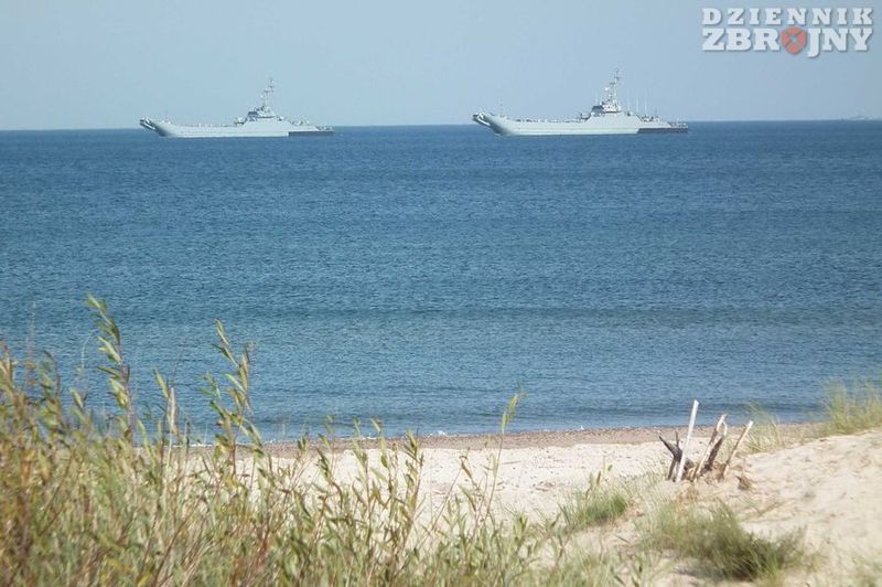 Część jednostek desantowych zbliża się do plaż. 