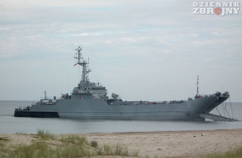 Płaskodenne okręty typu Lublin prawie na plażach.