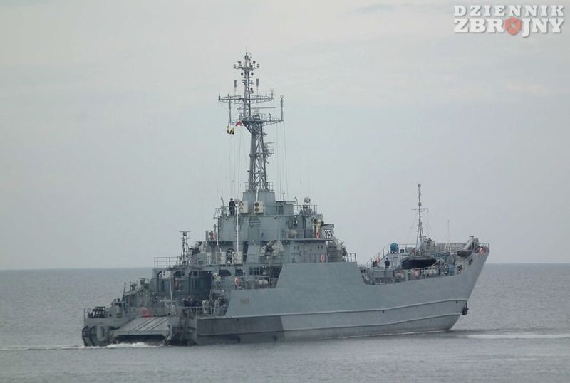 Po desancie, jednostki morskie odpływają na głębsze wody. 