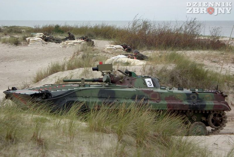Wojska czerwonych ruszają wgłąb plaży - powstaje przyczółek.