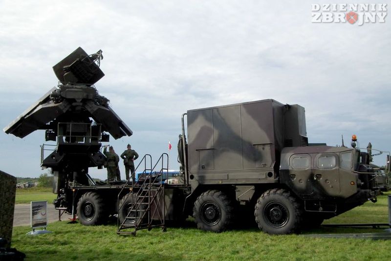 Stacja naprowadzania rakiet zestawu S-125 na podwoziu MAZ-a.