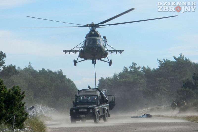 Niski zawis Mi-17 z 7. eskadry działań specjalnych.
