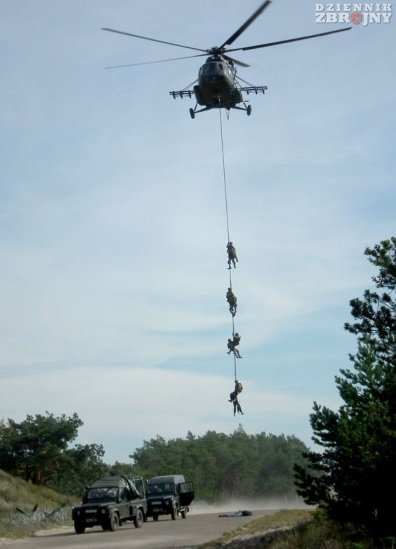 Podjęcie sekcji specjalnej przez śmigłowiec. 