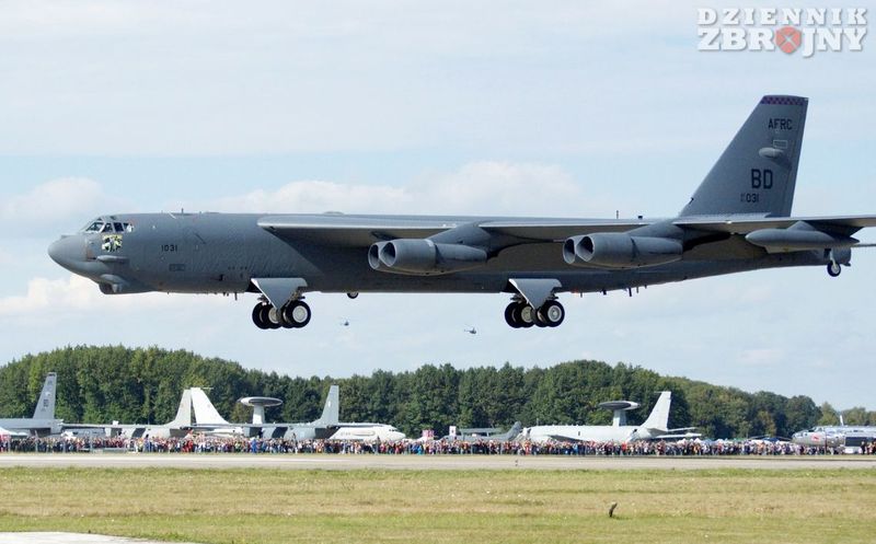 Lądowanie B-52H. 