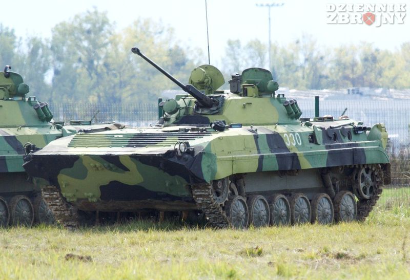W miarę jeszcze nowoczesny BMP-2 z działkiem 30 mm. 