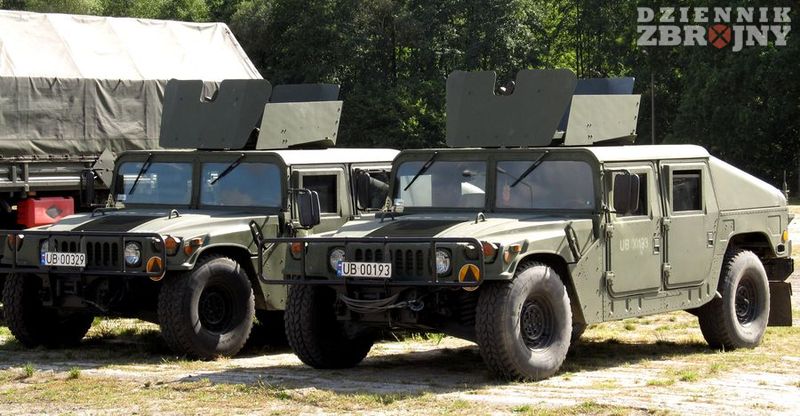 Dwa M1043A2 stojące w parku maszyn 18. bpd w Wędrzynie.