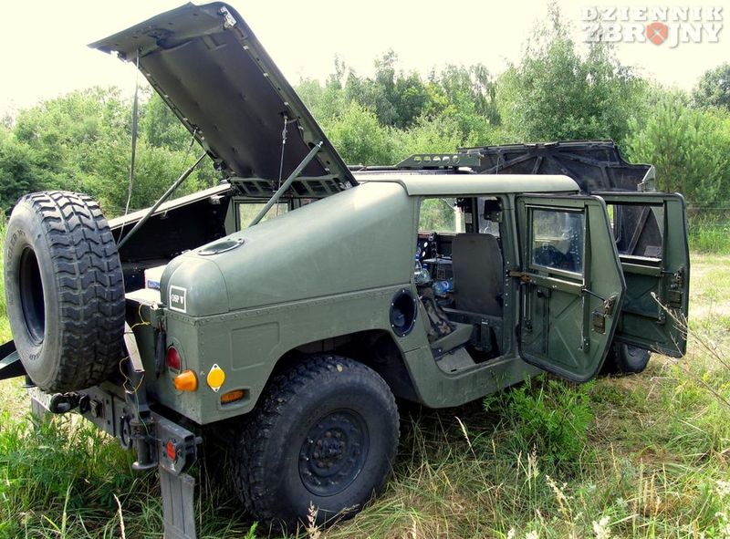 M1025A2. Klapa bagażnika może być otwierana w obie strony.