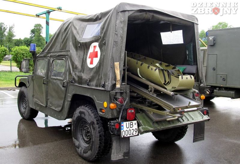 Ujęcie ambulansu z widokiem na podniesioną przestrzeń użytkową.