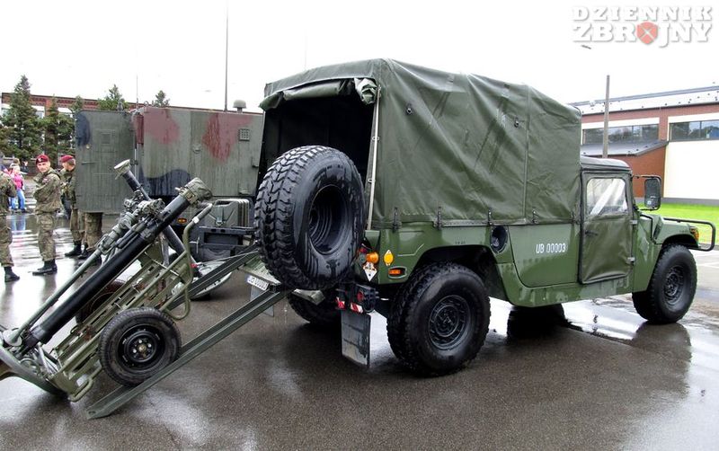 M1097A2 jako transporter obsługi lub moździerza M98.