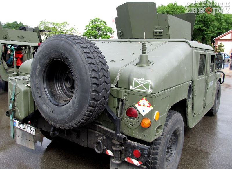 Zabudowa zderzaka identyczna dla M1025A2, M1043A2 i M1097A2.