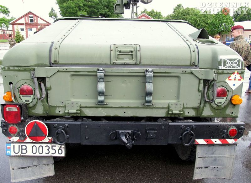 M1045A2, M1035A2 i M1097 WD pozbawione są zapasowego koła na zderzaku.