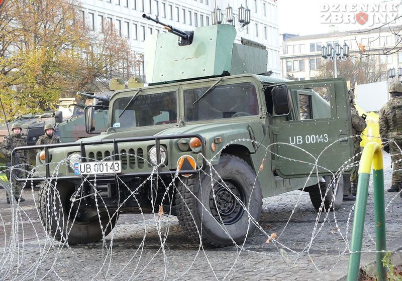 M1043A2 uzbrojony w WKM-B.