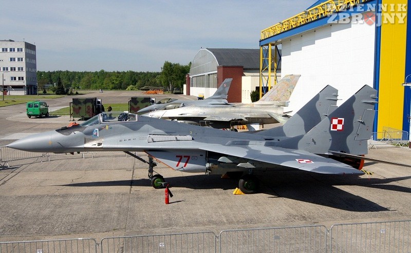 MiG-29A nr 77, pierwszy zmodernizowany samolot myśliwski tego typu.