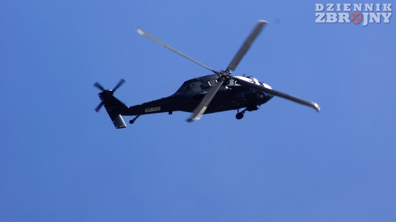 Na Air Fair był także pokaz w powietrzu w wykonaniu S-70 International Hawk. 