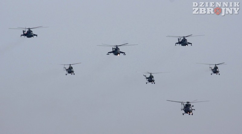 Defilada powietrzna z użyciem Mi-24, Mi-2 i W-3PL. 